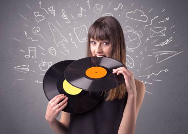 Vinil kaydı tutan kadın