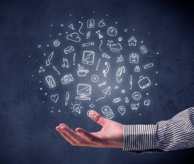 Karışık çizimler tutan el