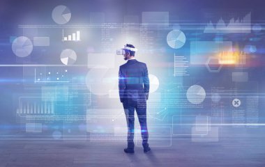 İşadamı vj gözlüklü bir proje denetimi