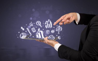 El tutma tablet tebeşir çizilmiş sembolleri yukarıda bulunan