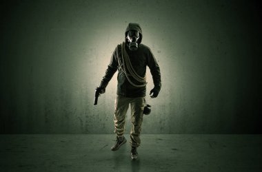 Ajan silah ile karanlık bir alanda