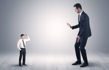 Küçük bir işadamı dev iş adamı korkuttu