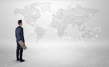 Adam elinde nesnelerle haritaya bakıyordum