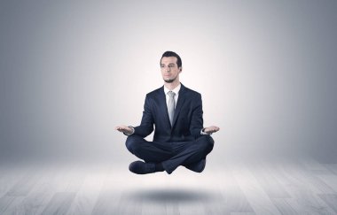 İşadamı bir boşluk kavramı içinde meditasyon
