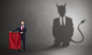 İşadamı şeytan gölge ve Boğa güreşçisi konsepti ile