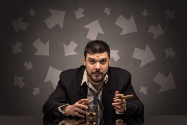 Sarhoş adam oklarla masada oturan