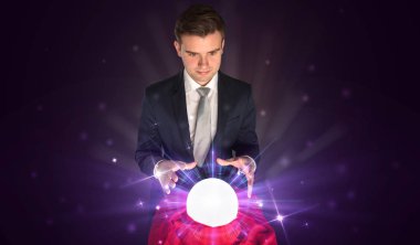 Kristal top eylem ile oturan işadamı