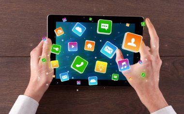 El tablet sıçrama uygulama simgeleri kavramı ile kullanma
