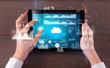 Tablet tutarak ve finantial rapor kavramı kontrol el