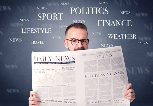 Empresário lendo jornal — Fotografia de Stock