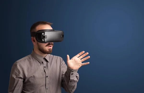 商人与虚拟现实的护目镜 — 图库照片