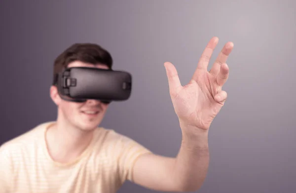 Homem vestindo óculos de realidade virtual — Fotografia de Stock