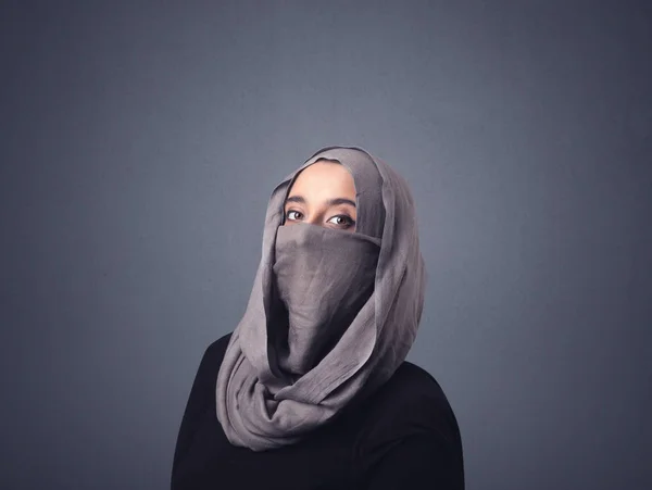 年轻的穆斯林妇女戴面纱 — 图库照片