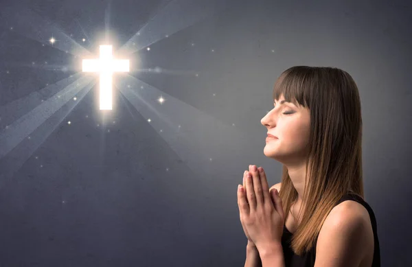 Imádkozó fiatal lány — Stock Fotó