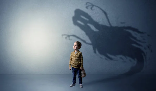 Sombra fantasma assustador atrás do garoto — Fotografia de Stock