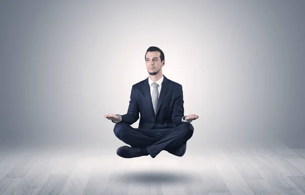Omul de afaceri meditează într-un concept spațial gol — Fotografie, imagine de stoc