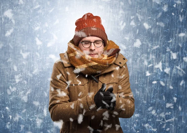 Stilig pojke frossa på snöstorm concept — Stockfoto