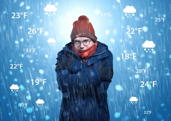 Pojke frysning i varma kläder med vädret skick koncept — Stockfoto