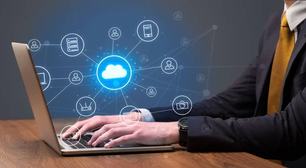 Hand att skriva med cloud technology systemkonceptet — Stockfoto