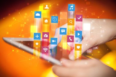 El ile uygulama simgeleri etrafında uçan tablet kullanma