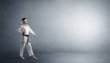 Boş bir alanda mücadele küçük karate adam