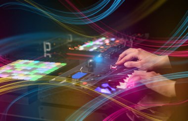 Renkli vibe kavramı ile karıştırma müzik dj denetleyicisinde el