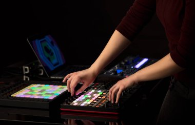 Karıştırma müzik MIDI denetleyicisi üzerindeki el