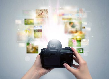 El yaşam olayları digital fotoğraf makinesi ile yakalar.