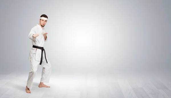 Boje v prázdném prostoru trenér karate — Stock fotografie