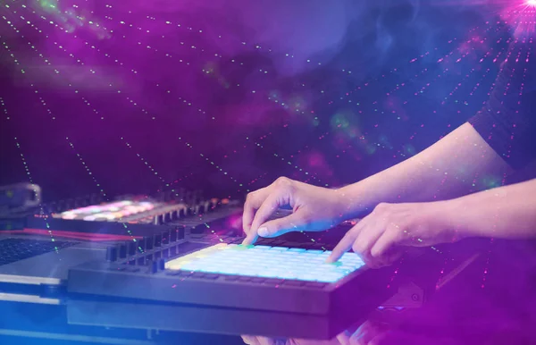 Hand mischen Musik auf DJ-Controller mit Party-Club-Farben herum — Stockfoto