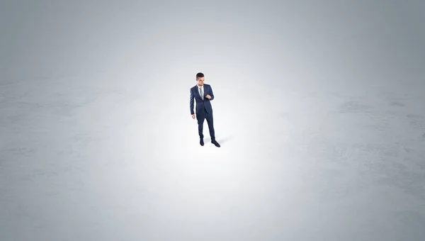 Businessman standing in the middle of an empty space — Stock Photo, Image