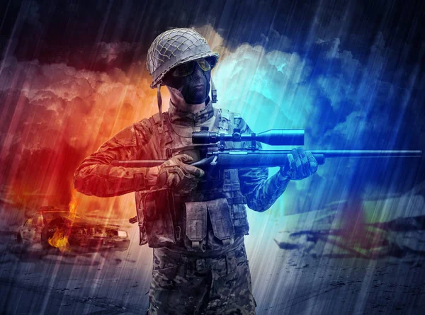 Beväpnad soldat står mitt i sandstorm — Stockfoto