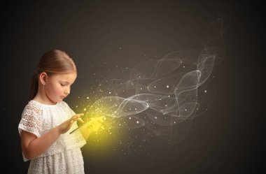 Köpüklü tablete oynayan küçük çocuk