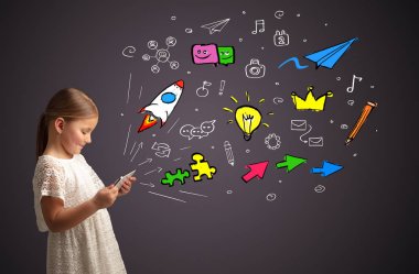 Kız holding tablet uygulamaları kavramı ile