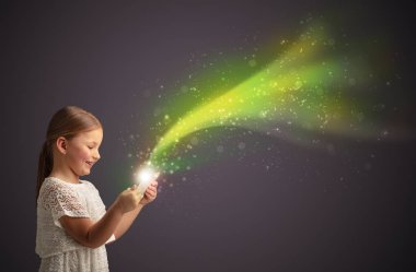 Köpüklü tablete oynayan küçük çocuk