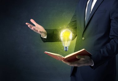 Elinde kitap tutan bir işadamı.