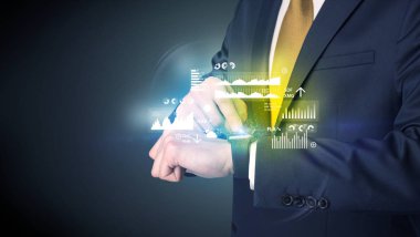 Smartwatch giyen işadamı.
