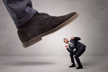 Küçük adam büyük bir güç tarafından ayaklar altına