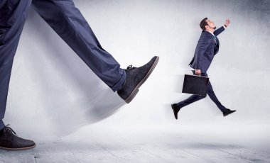 Uzun bacaklı tekme küçük adam