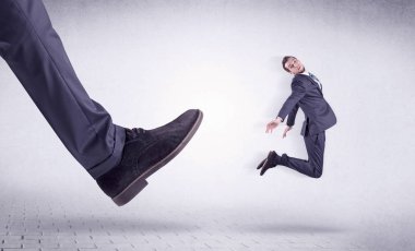 Genç bir işçi tarafından Koca ayak evden attı