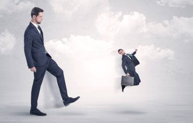 Büyük patron küçük çalışan tekme