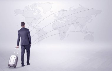İşadamı koyu elbiseli gezisini bir harita bir ön planlama