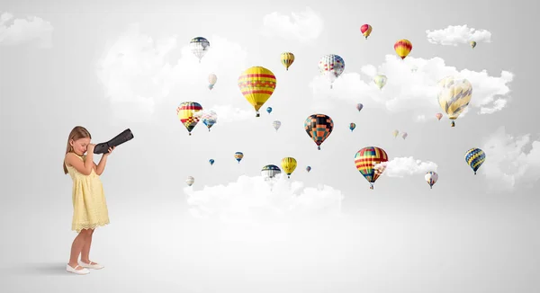 Niño mirando a través de spyglass a globos de aire —  Fotos de Stock