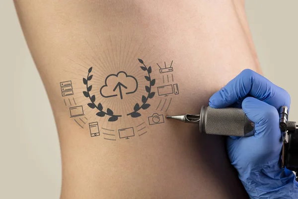 Tatuagem conceito de comunicação, liderança e criatividade em costas nuas — Fotografia de Stock