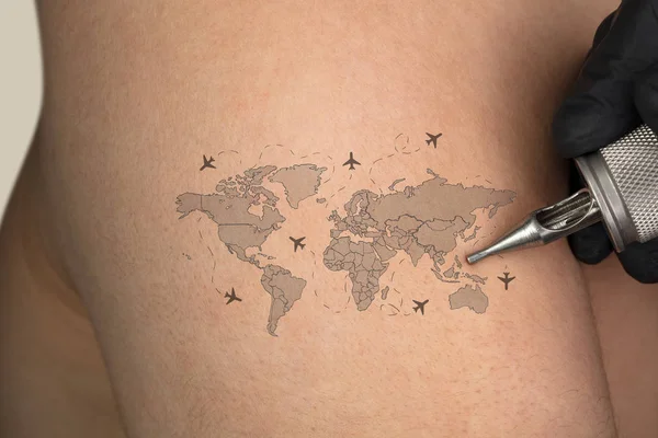 Tatuaje concepto de viaje en la espalda desnuda — Foto de Stock