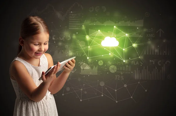 Menina segurando tablet com conceito de tecnologia de nuvem — Fotografia de Stock