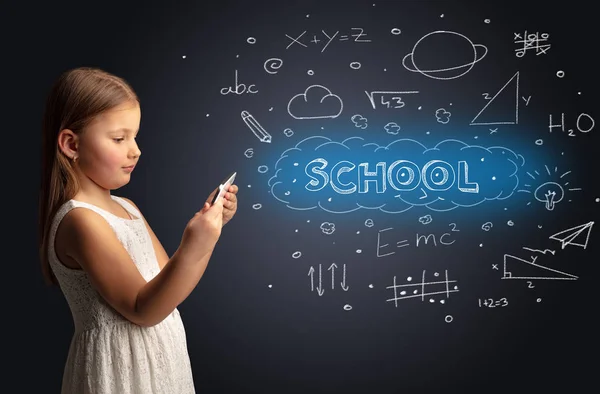 Niño pequeño usando en la tableta con concepto educativo —  Fotos de Stock