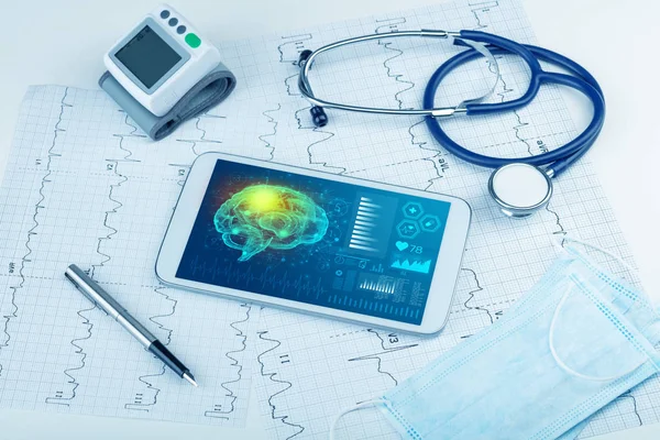 Diagnostik auf Tablet mit Gehirn-Funktionalitätskonzept — Stockfoto