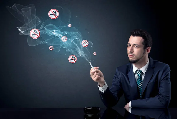 Conceptul de fumat al omului de afaceri — Fotografie, imagine de stoc