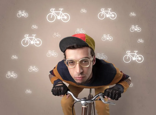 Людино-велосипедист з велосипедом на фоні — стокове фото